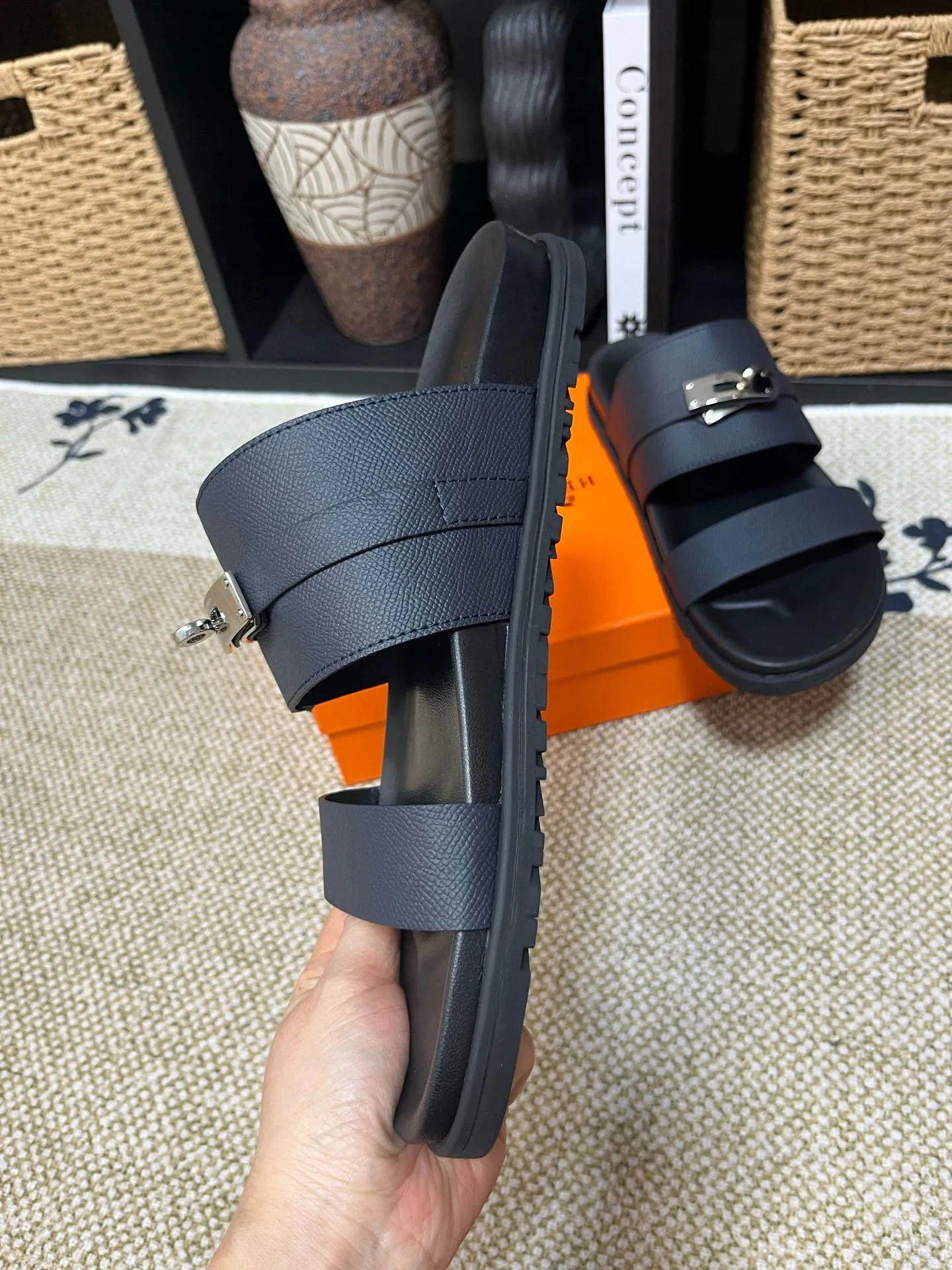 P300 Long-term stock Hermes men’s Kazimir slippers for couples - top quality woven calfskin functional sandals with intertwined uppers inspired by the “H” iconic pattern to create a casual look, perfect for summer. Imported cowhide + cowhide lining + TUP outsole Size: 35-46